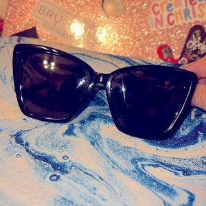 😎DIFF SUNGLASSES😎